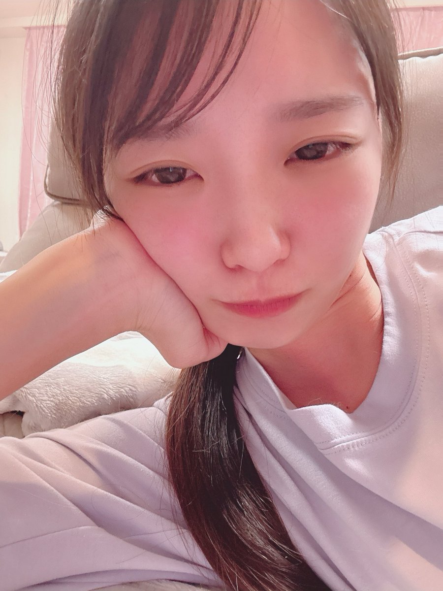 月野江すいが公式Xに投稿した「久々に飲んでたら酔っぱらっちゃった⸜🐣⸝ 今年1酔ってる。でも仕事以外で酔っ払ったことは今年ない😂😂お酒に弱くなりすぎてビビる😂😂😂爆笑 外でも2杯飲んだら顔真っ赤😂😂😂 泣きたい 冷めたらリプ返するからまっててね〜💙 大好きだよーん💙💙💙 ぶちゅー💙 私の部屋のカーテンはピンク」