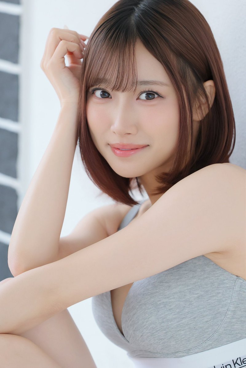 安達夕莉が公式Xに投稿した「正直黒髪と茶髪どっちが好き？」の画像