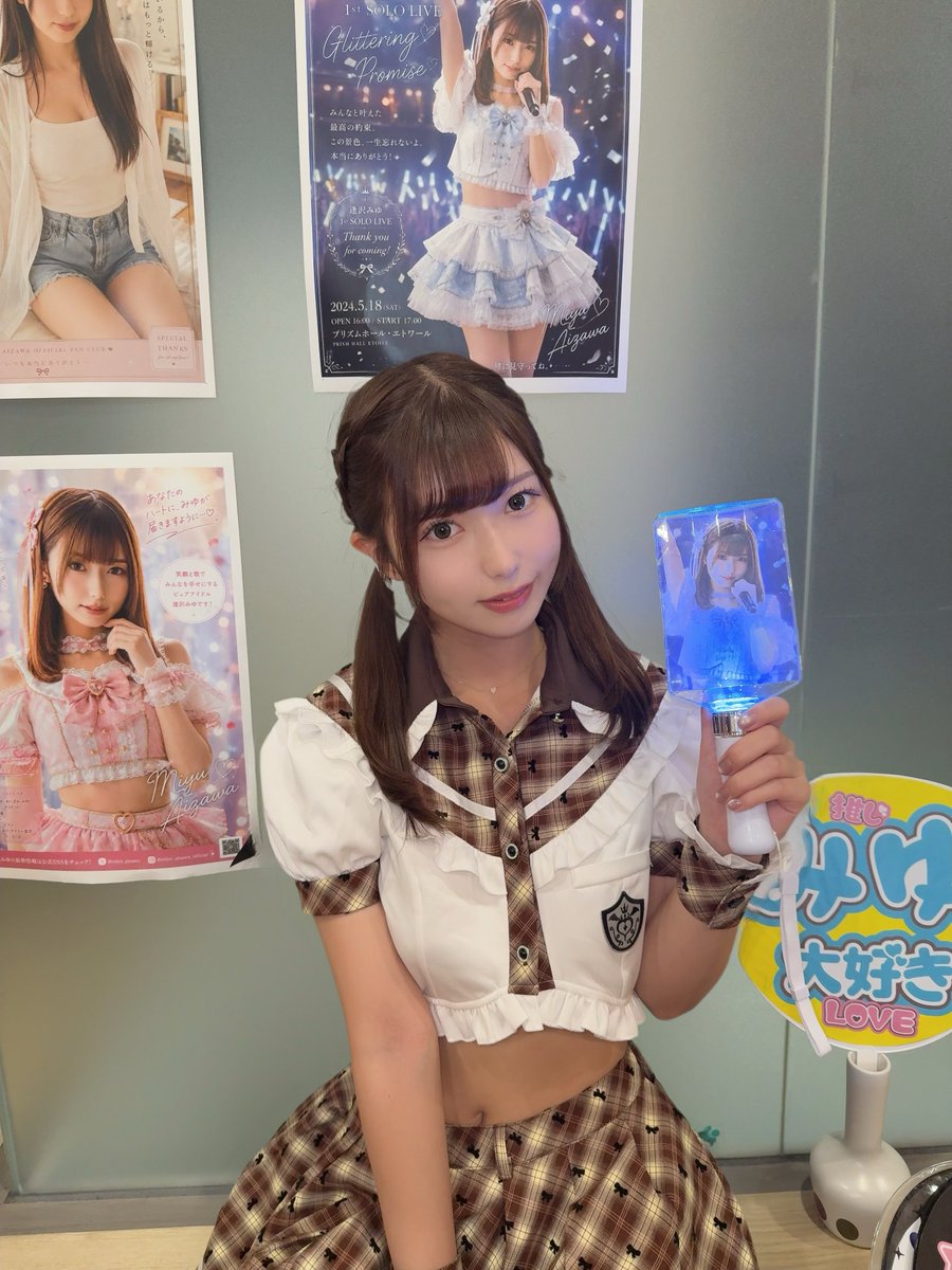 逢沢みゆが公式Xに投稿した「AVの中ではフォロワー 1000万人いたのにいいおかしーなー🙄」の画像
