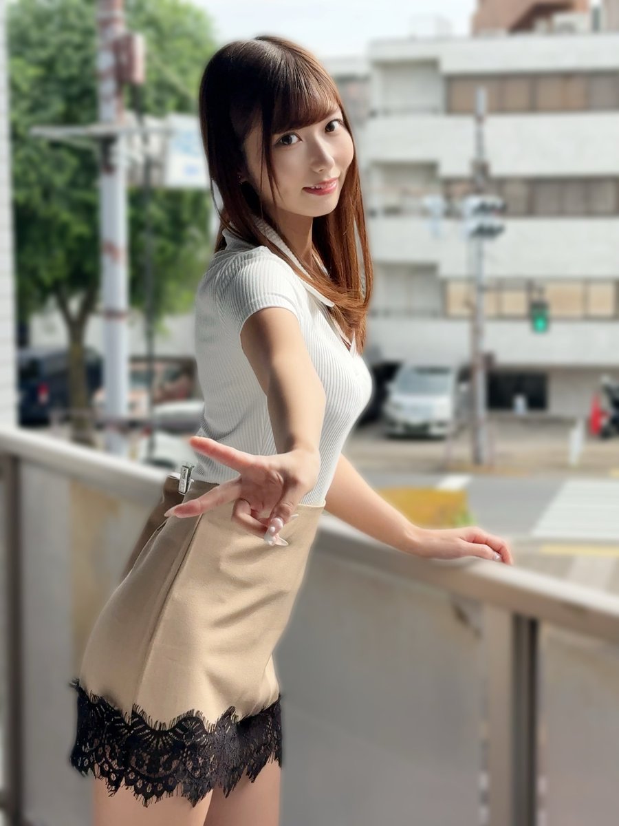 逢沢みゆが公式Xに投稿した「また、つままれてる」の画像