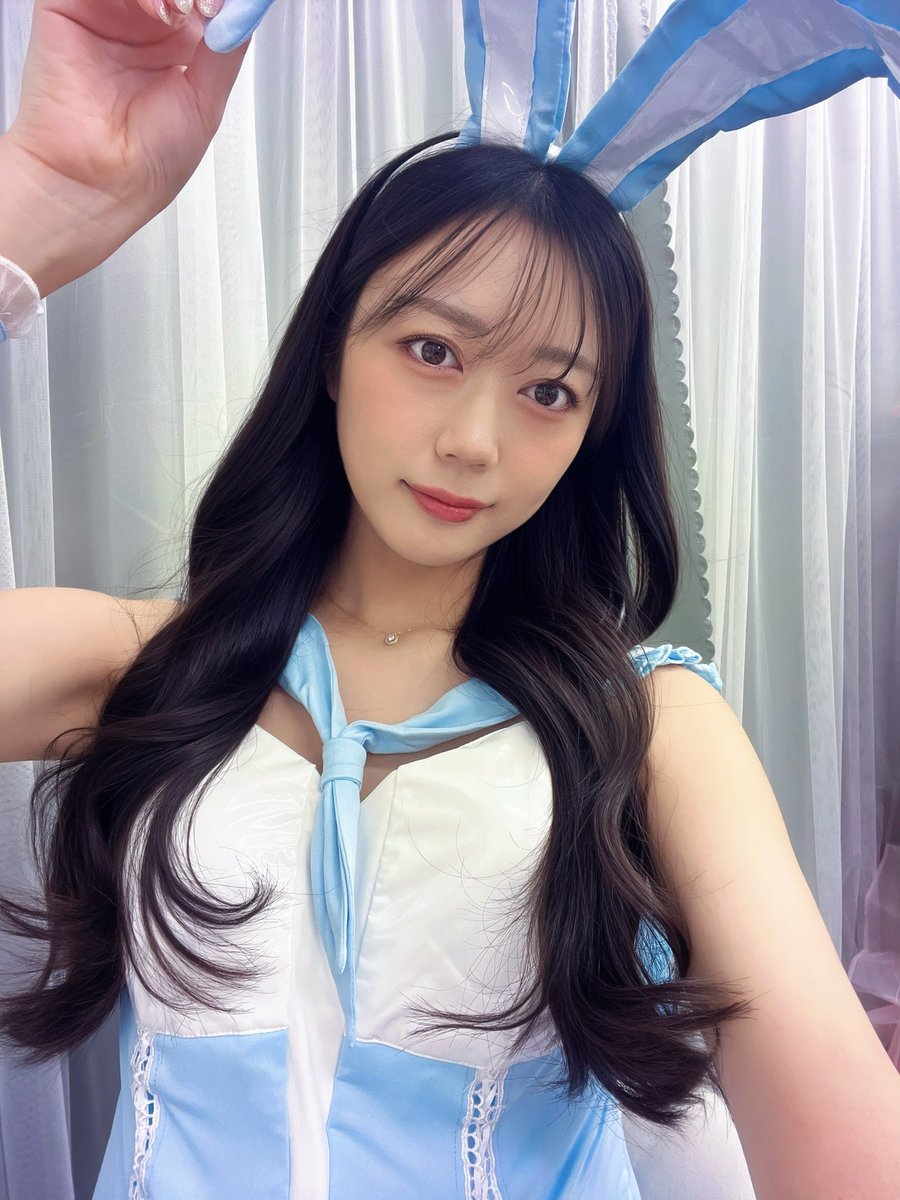 明日葉みつはが公式Xに投稿した「イベント始まるよー！早めに来てね〜！！！！🐰」の画像