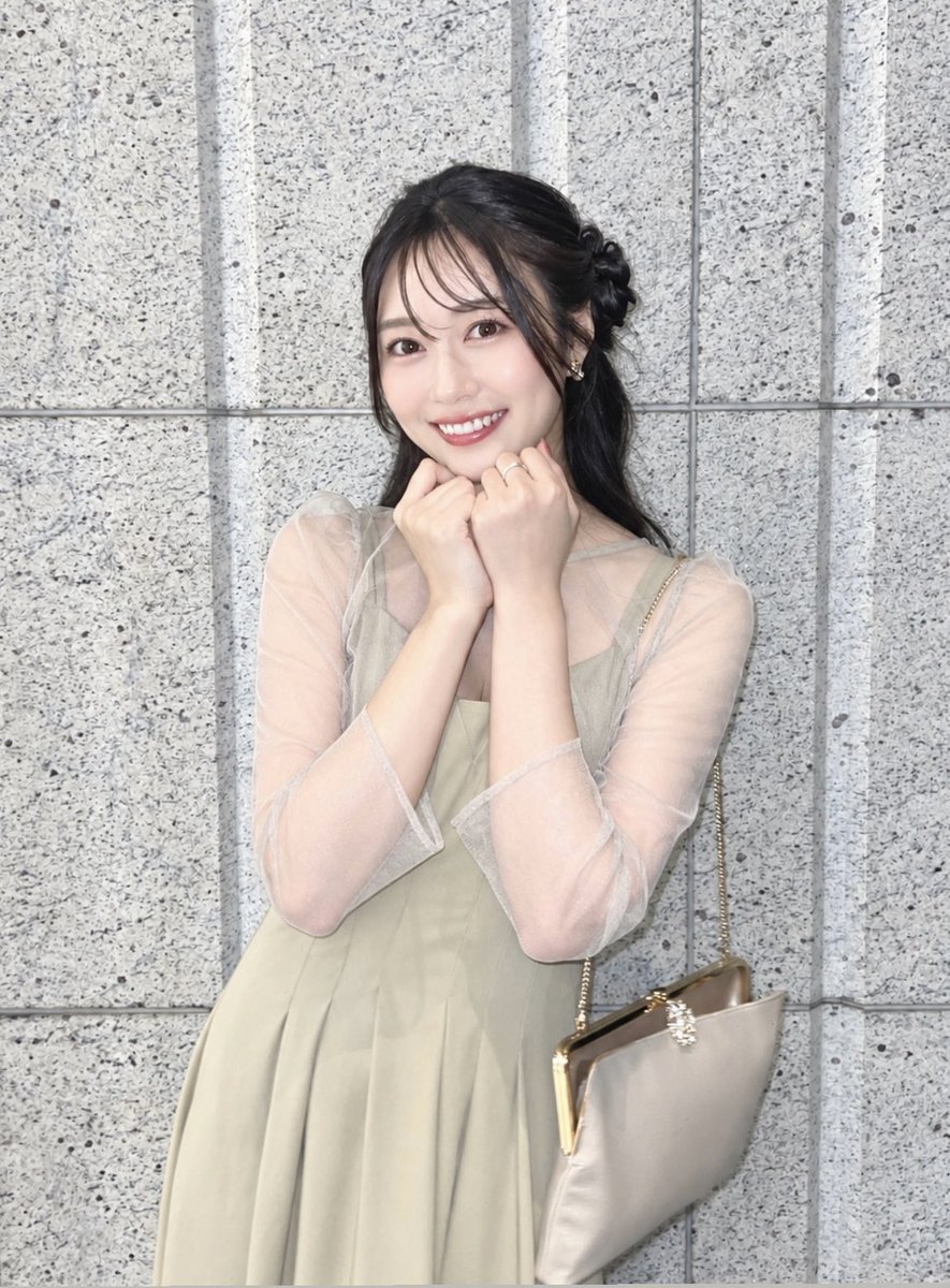 明日葉みつはが公式Xに投稿した「友達の結婚式行ってきたよ！！幸せ空間だった🫪♡」の画像