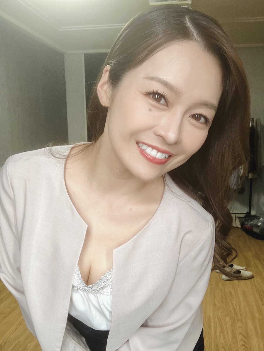 藤かんなが公式Xに投稿した「画面右側のスリッパに、一瞬ギョッとしてしまいました。 見えざるものが…⁉︎ではなかったです。」の画像