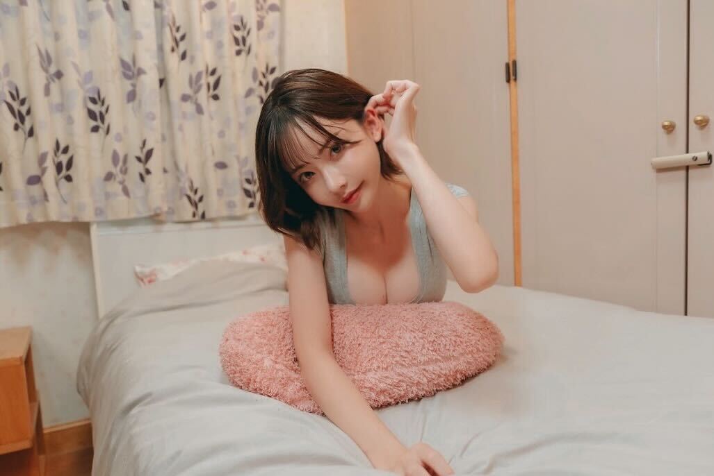 深田えいみが公式Xに投稿した「今夜はおうち😌続きはリプで🤭」の画像