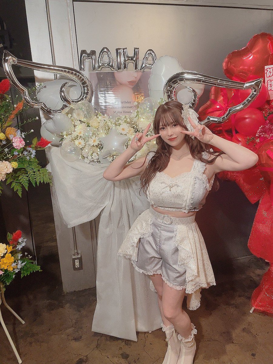 五条恋が公式Xに投稿した「アイドルしてた頃の衣装整理してたけど グラドールの衣装と最後のバースデーライブの衣装だけ残した🙂‍↕️ サイズ変わりすぎてぶかぶかで着れないけど！笑 ずっと大切に手元にとっておく🥰」の画像