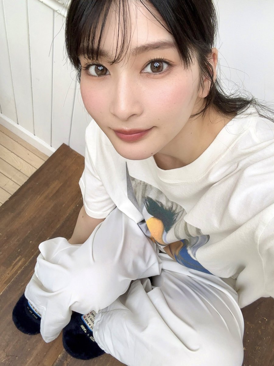 本庄鈴が公式Xに投稿した「🤳」の画像