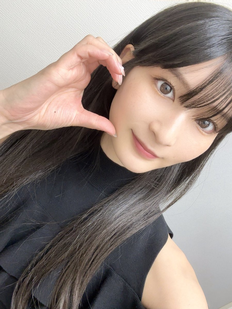本庄鈴が公式Xに投稿した「2027年のカレンダーの写真を選んできたよ 来年のカレンダーも楽しみにしていてくれると嬉しいです🕊️❤︎」の画像