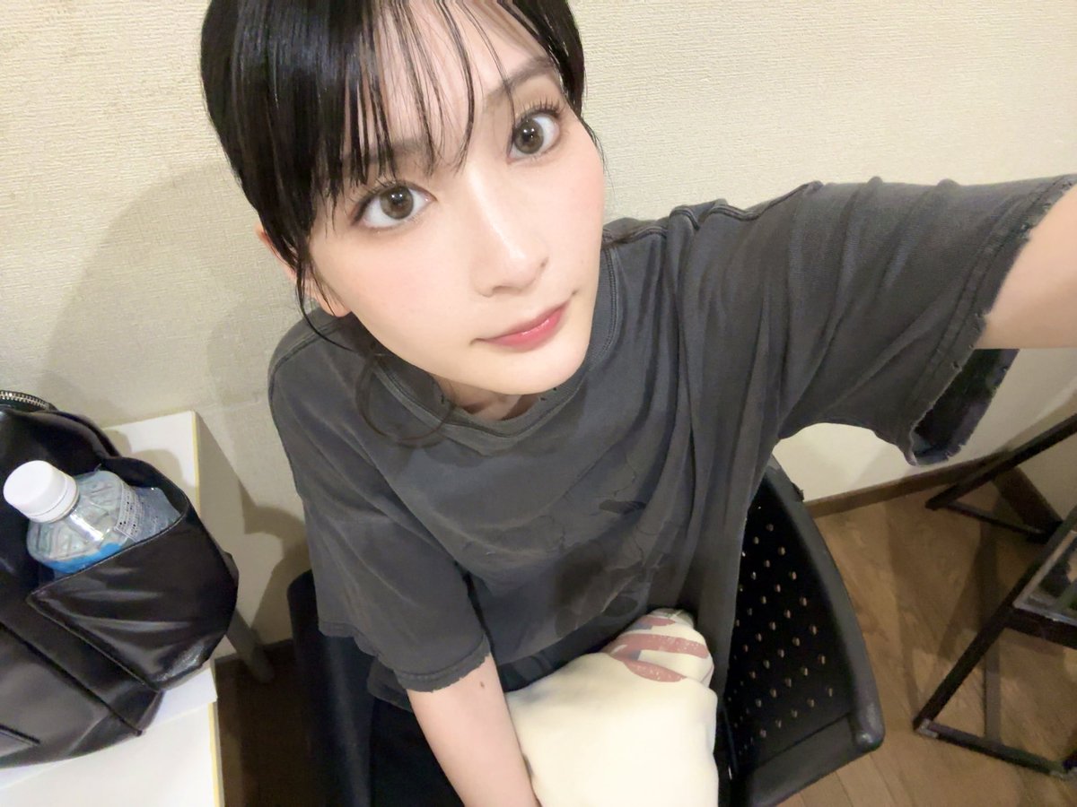 本庄鈴が公式Xに投稿した「🤳」の画像