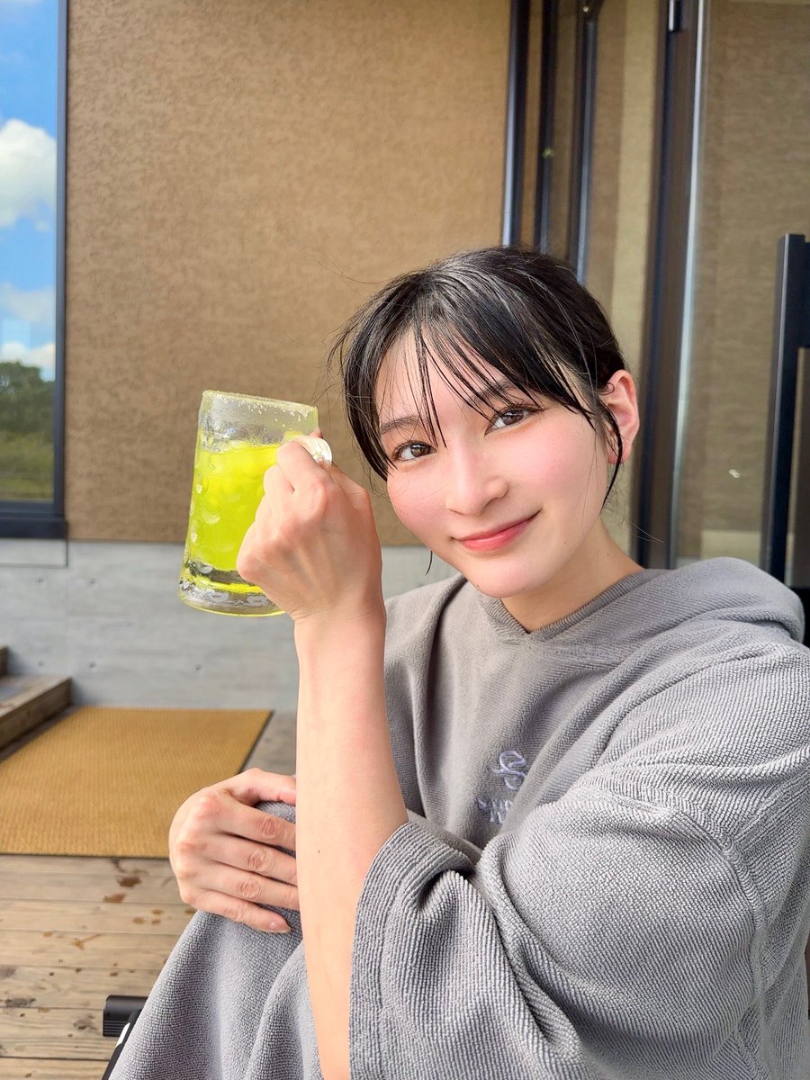 本庄鈴が公式Xに投稿した「🌞🍁」の画像