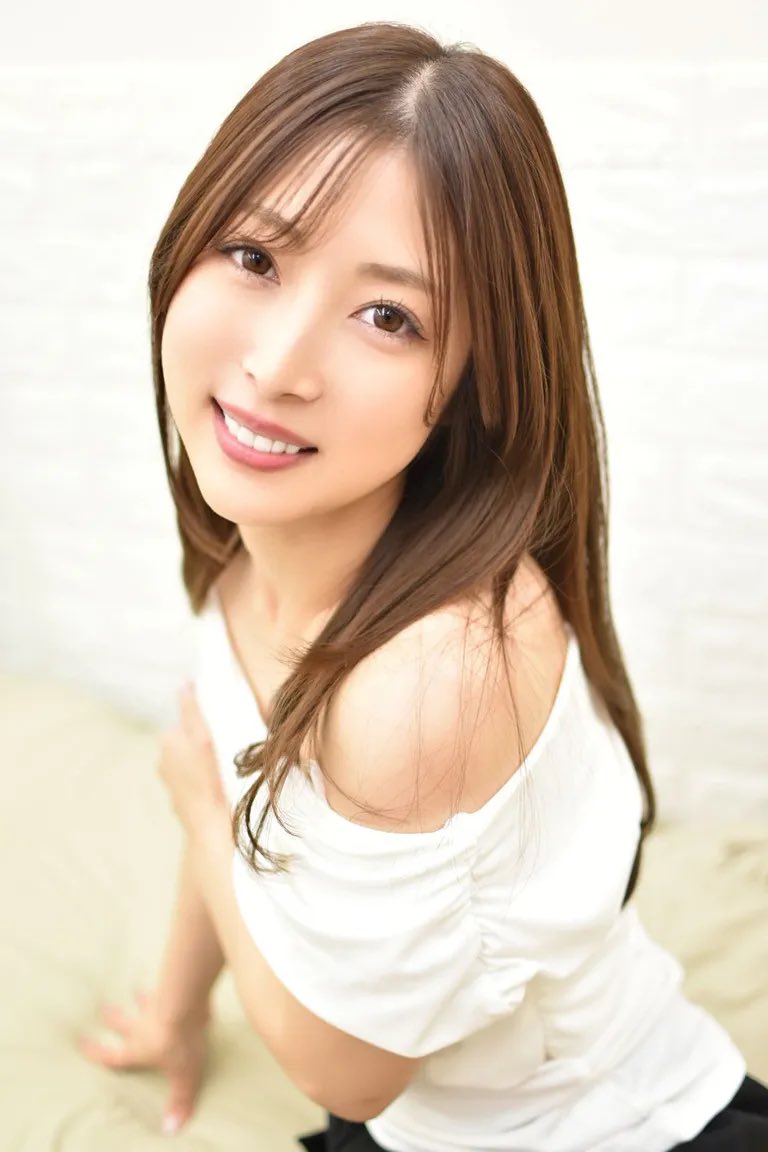 今井栞菜が公式Xに投稿した「どんな私が好き？💕」の画像