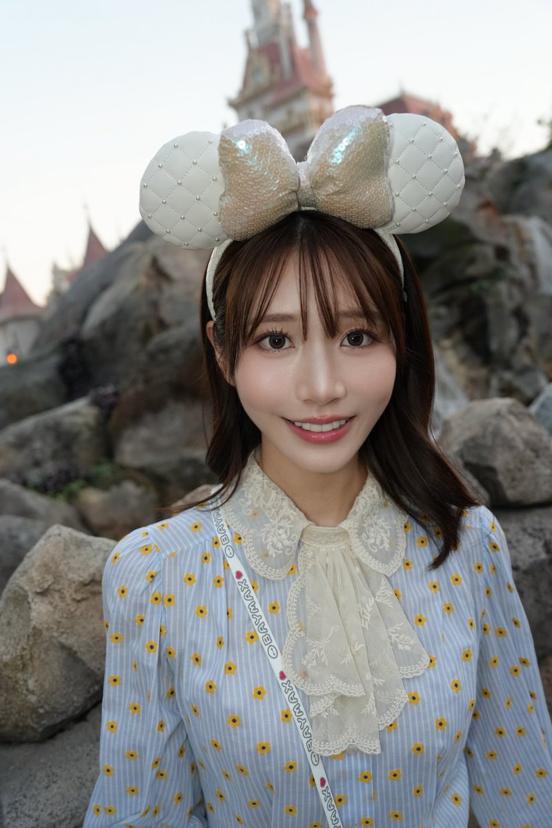 河北彩花が公式Xに投稿した「久しぶりにディズニー行けました🫶🏻🤍」の画像