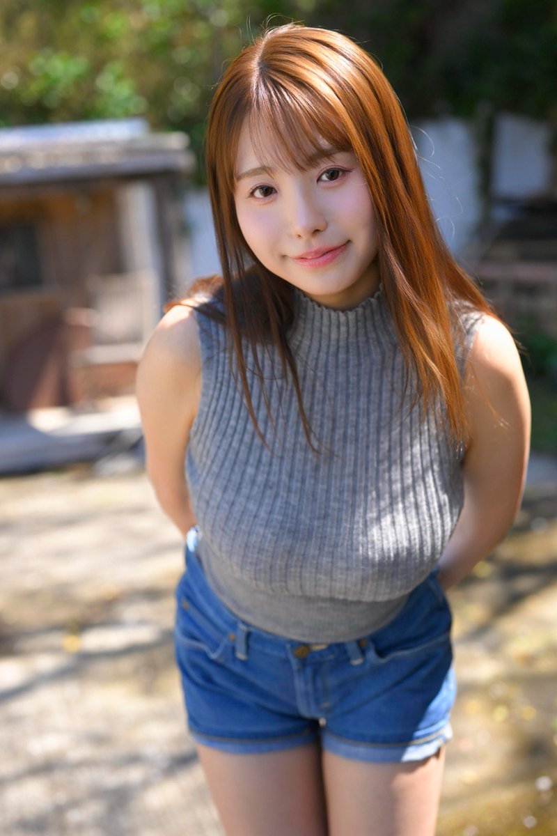 希月あまねが公式Xに投稿した「今日もお疲れさまでした🐥🤍 最近ちょっとずつ暑さも落ち着いてきた気がする☺️ 夏も好きだけど秋も好きだから これから楽しみ〜🍂♡ みんなは夏と秋どっちが好き？😳✨」の画像