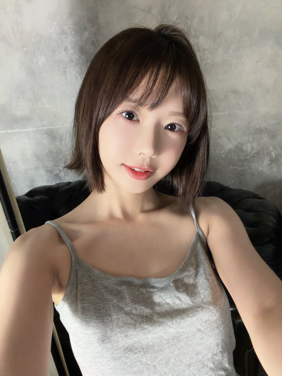 栗山莉緒が公式Xに投稿した「おはくり🌰 朝はキャミソールです」の画像
