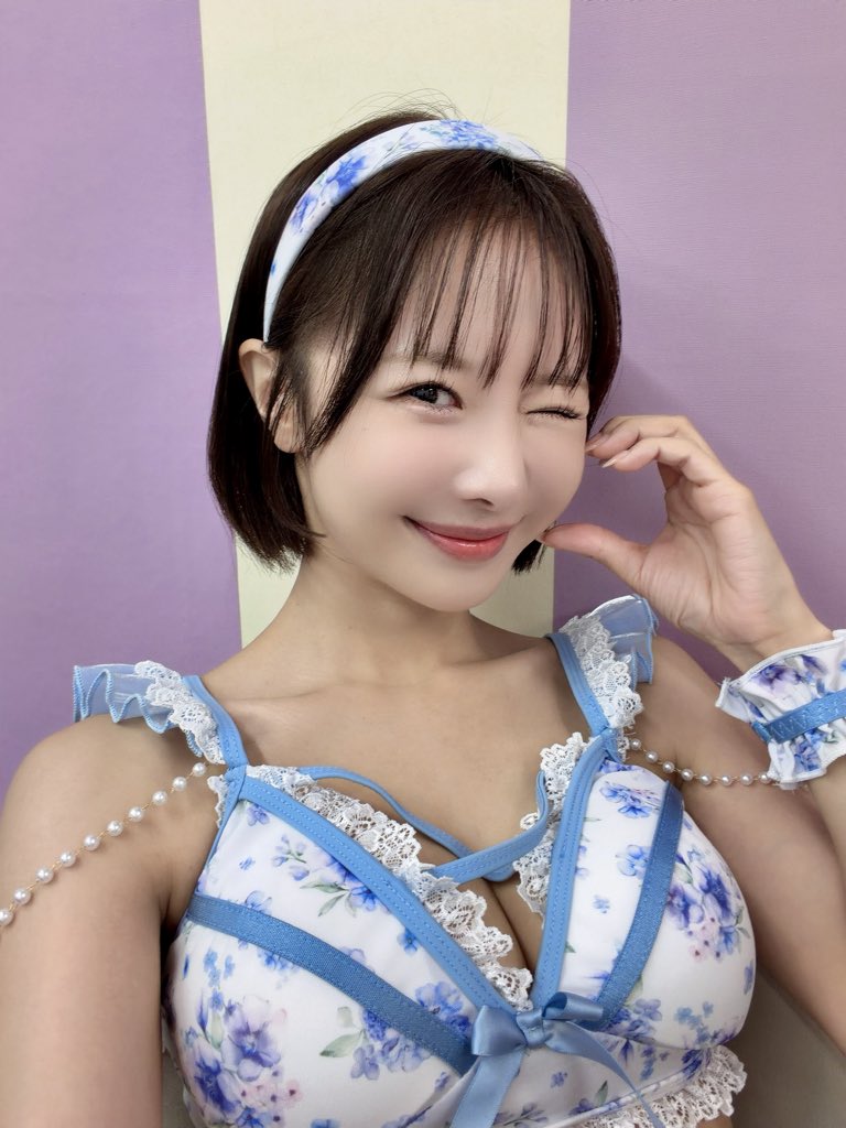 栗山莉緒が公式Xに投稿した「ウインクできてる！」の画像