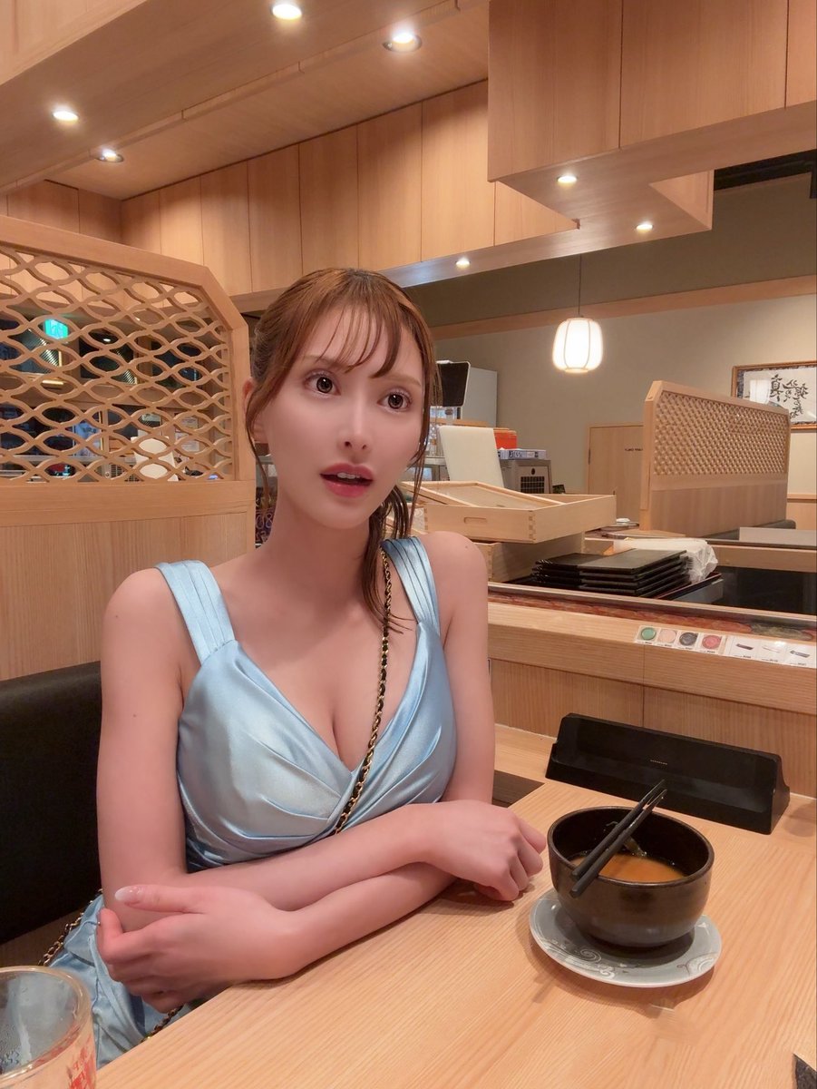 蜜美杏が公式Xに投稿した「最近毎日べろべろです、、🍺👅 ビールが好き🩷」の画像