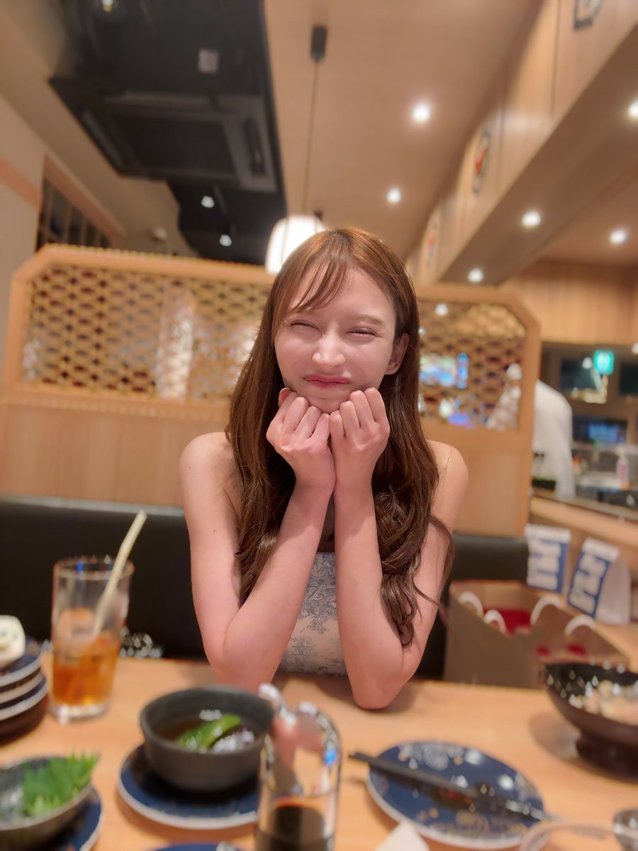 蜜美杏が公式Xに投稿した「たくさん笑うと幸福度高い😏😏 (ご飯中は肘ついてません😂)」の画像