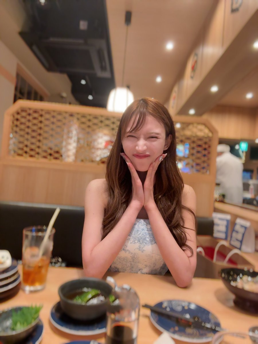 蜜美杏が公式Xに投稿した「たくさん笑うと幸福度高い😏😏 (ご飯中は肘ついてません😂)」の画像