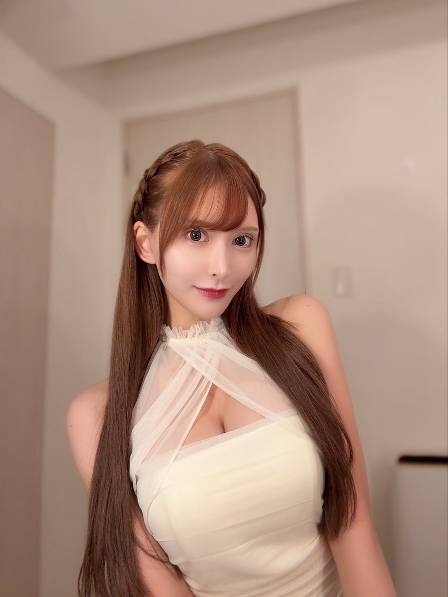 蜜美杏が公式Xに投稿した「こんばんは🥰🌙✨️」の画像