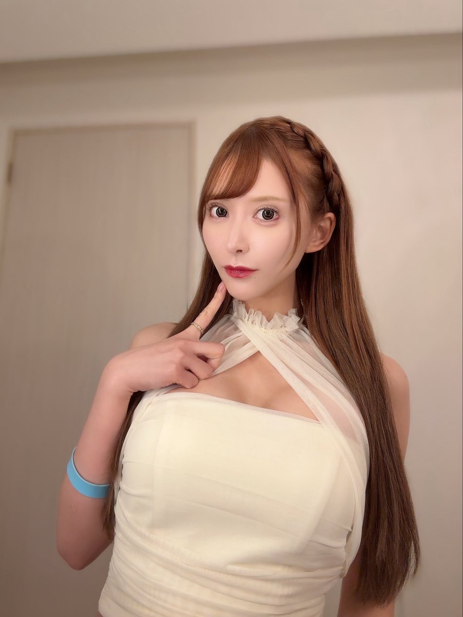 蜜美杏が公式Xに投稿した「こんばんは🥰🌙✨️」の画像