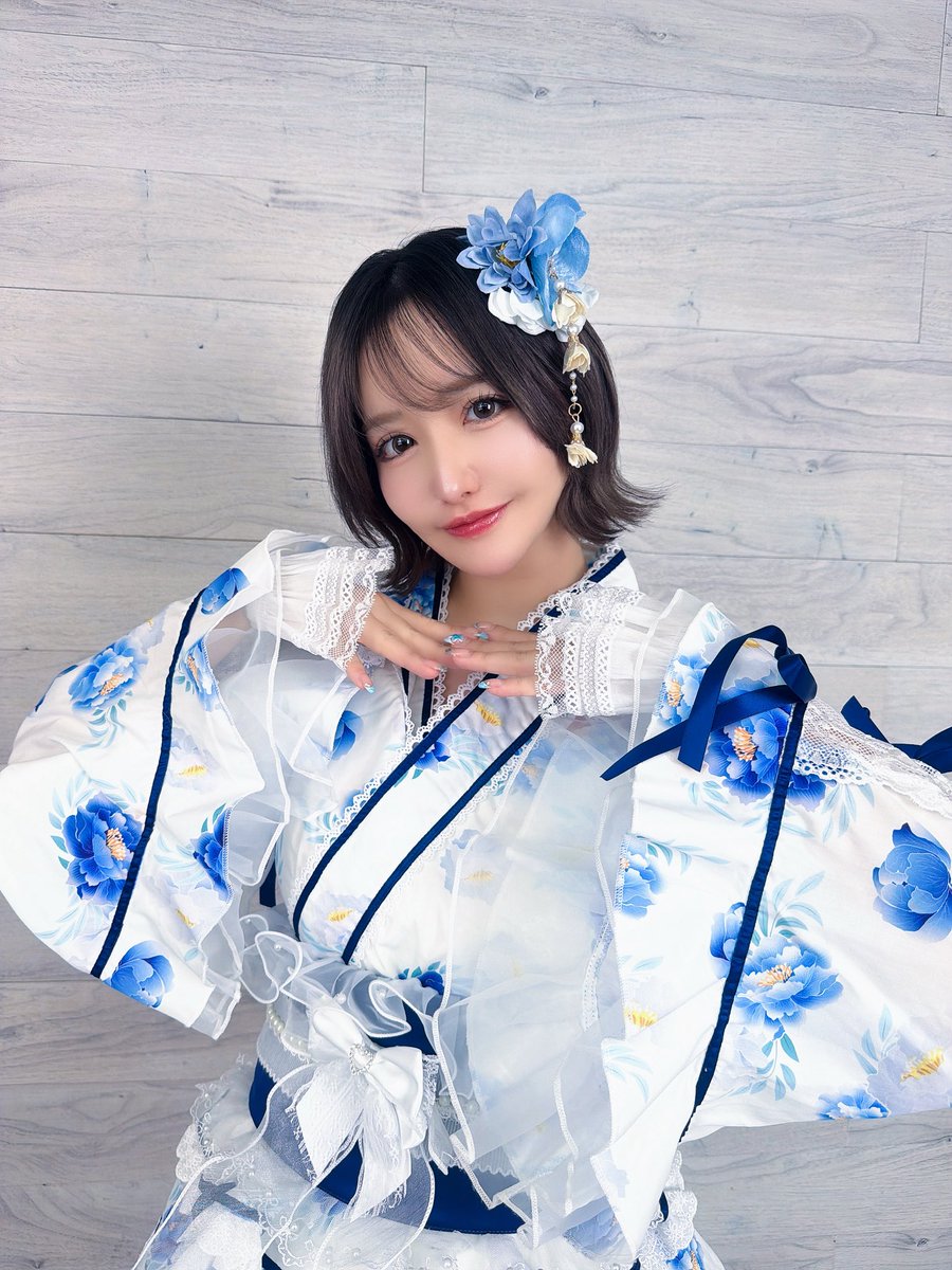 百永さりなが公式Xに投稿した「船プレに来てくれた皆様🌸 ありがとうございました♡ 1部は浴衣👘🩵 2部はナースでした💉🩷 たくさんお話できて、 写真もいっぱい撮れて みんなと過ごせて すっごく楽しい1日だった〜🥹✨ こうやって直接会いに来てもらえる時間ってやっぱり幸せだなって改めて思います♡」の画像