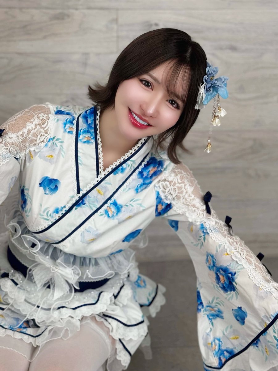 百永さりなが公式Xに投稿した「本日でAVデビュー 9周年を迎えました💐✨️ 20歳でこの世界に入って、今日で9年。 「あっという間だった」とも思うし、 振り返れば本当に長くて濃い9年間でした。 私の20代は、 AVに捧げた20代でした。 普通だったら経験しなかったことも この仕事だから出会えた人も」の画像