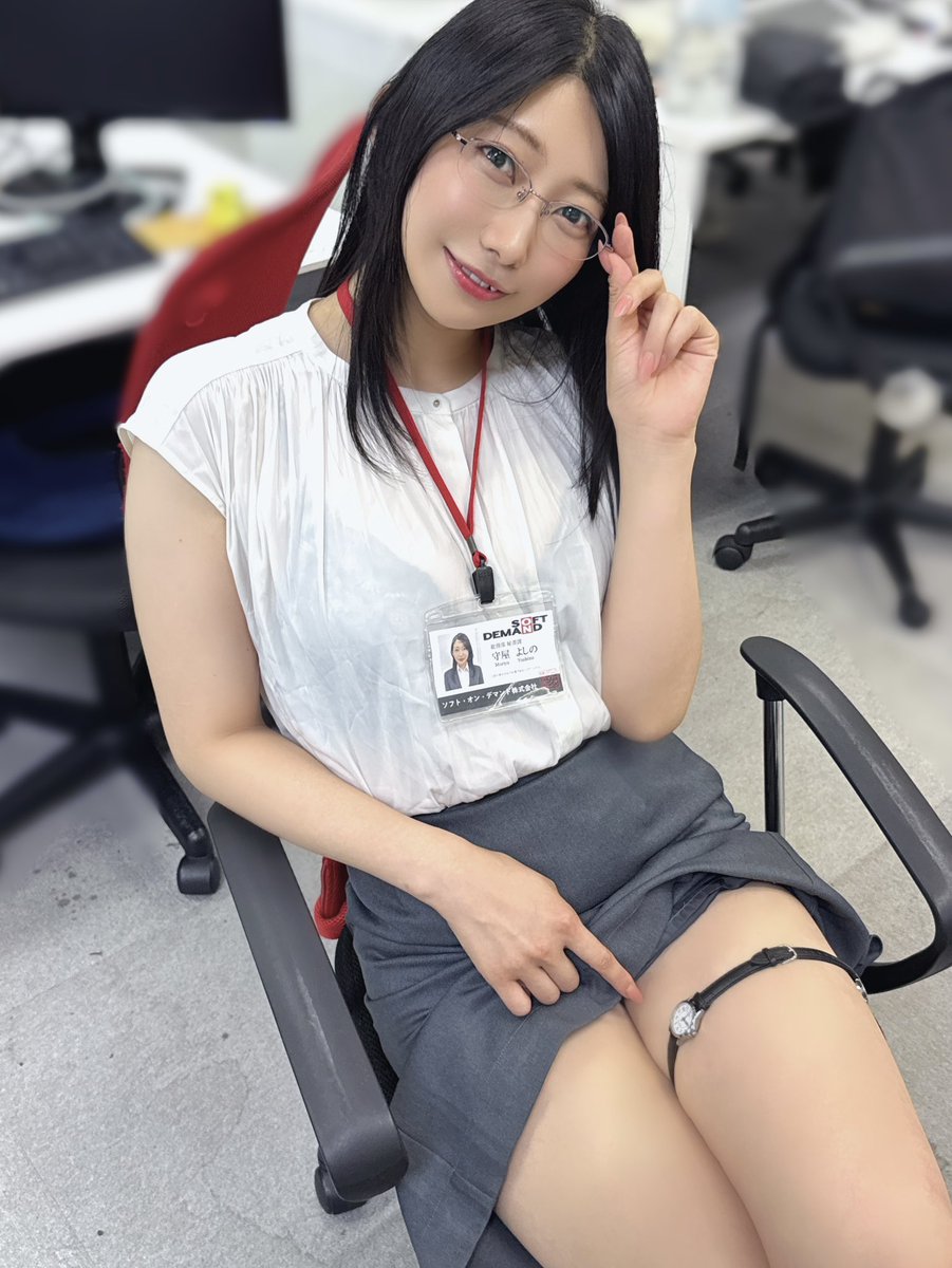 守屋よしのが公式Xに投稿した「本日は、とあるご報告がございます。 あ と １ 時 間」の画像