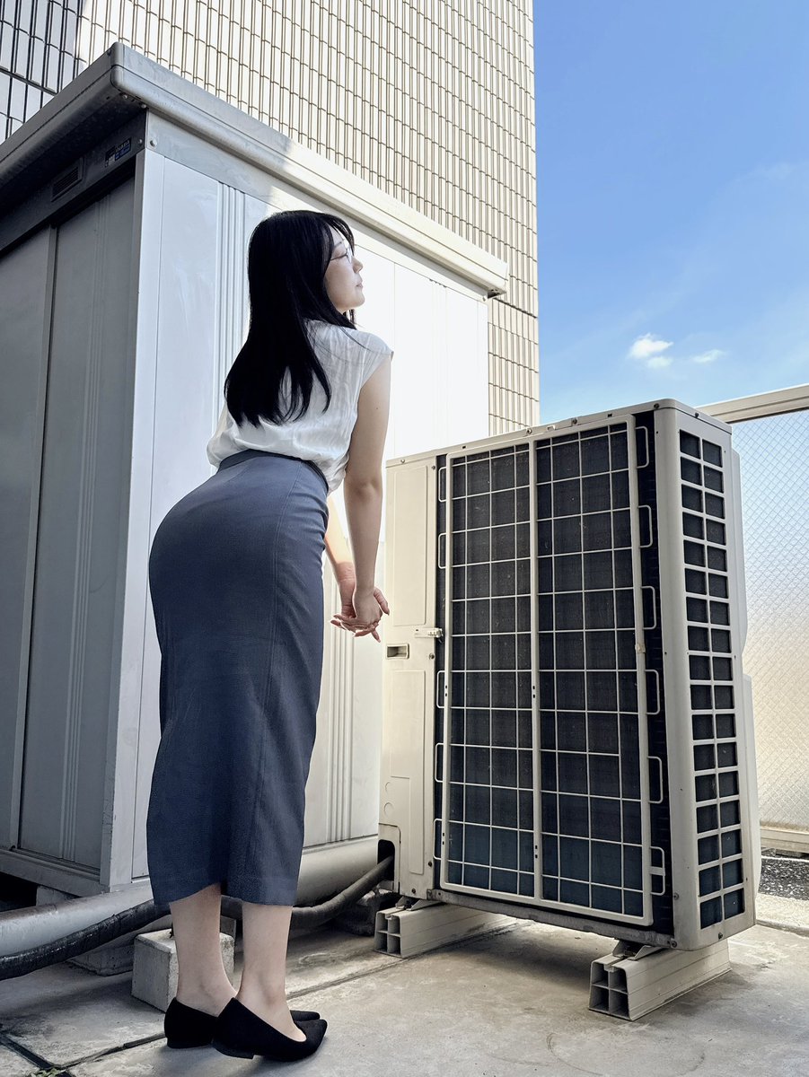 守屋よしのが公式Xに投稿した「入社して、早くも2年が経ちますね。 さまざまな経験をさせていただき、嬉しく思っています。 皆さまにとって、「秘書との思い出」といえば、どんな出来事がありますか？」の画像