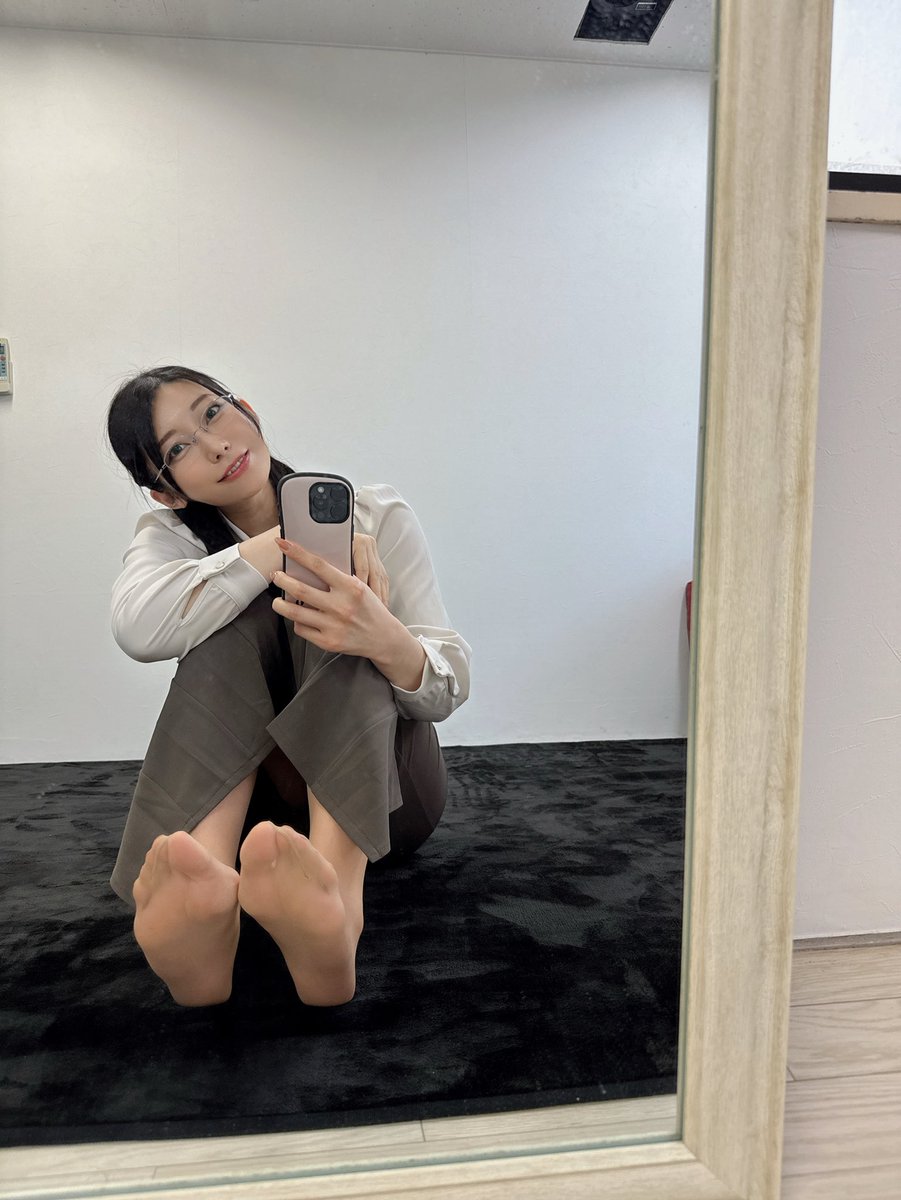 守屋よしのが公式Xに投稿した「26歳/ 168㌢/ 安産型/ ΛV会社秘書 スカートとパンツどちらがお好きですか？」の画像