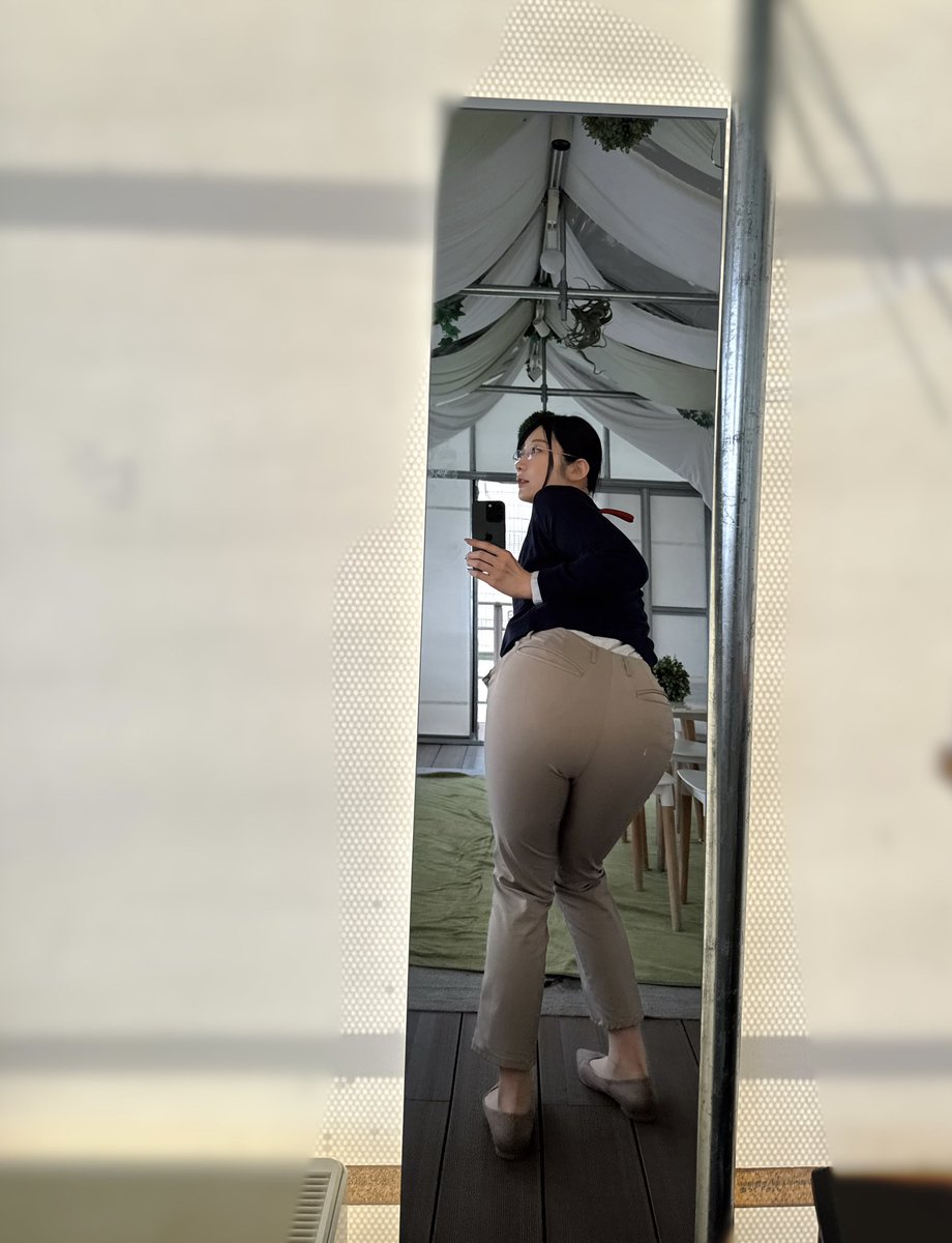 守屋よしのが公式Xに投稿した「26歳/ 168㌢/ 安産型/ ΛV会社秘書 スカートとパンツどちらがお好きですか？」の画像