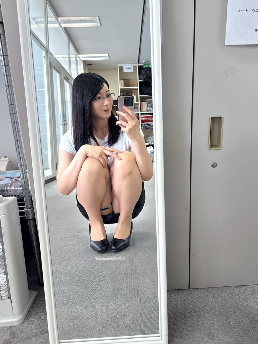 守屋よしのが公式Xに投稿した「本日もお疲れさまでした。 お仕事をしていると考えることもたくさんあって、気持ちまで消耗しまうこともあるかもしれません。 退勤後もまだもやもやすることがあったら、私のことをいっぱい考えてくださいね？」の画像