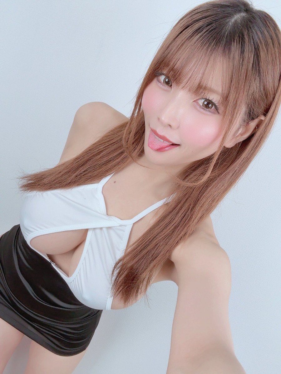 新村あかりが公式Xに投稿した「Just pulling faces and having fun 😛 Catch the full set right here ❤️‍🔥」の画像