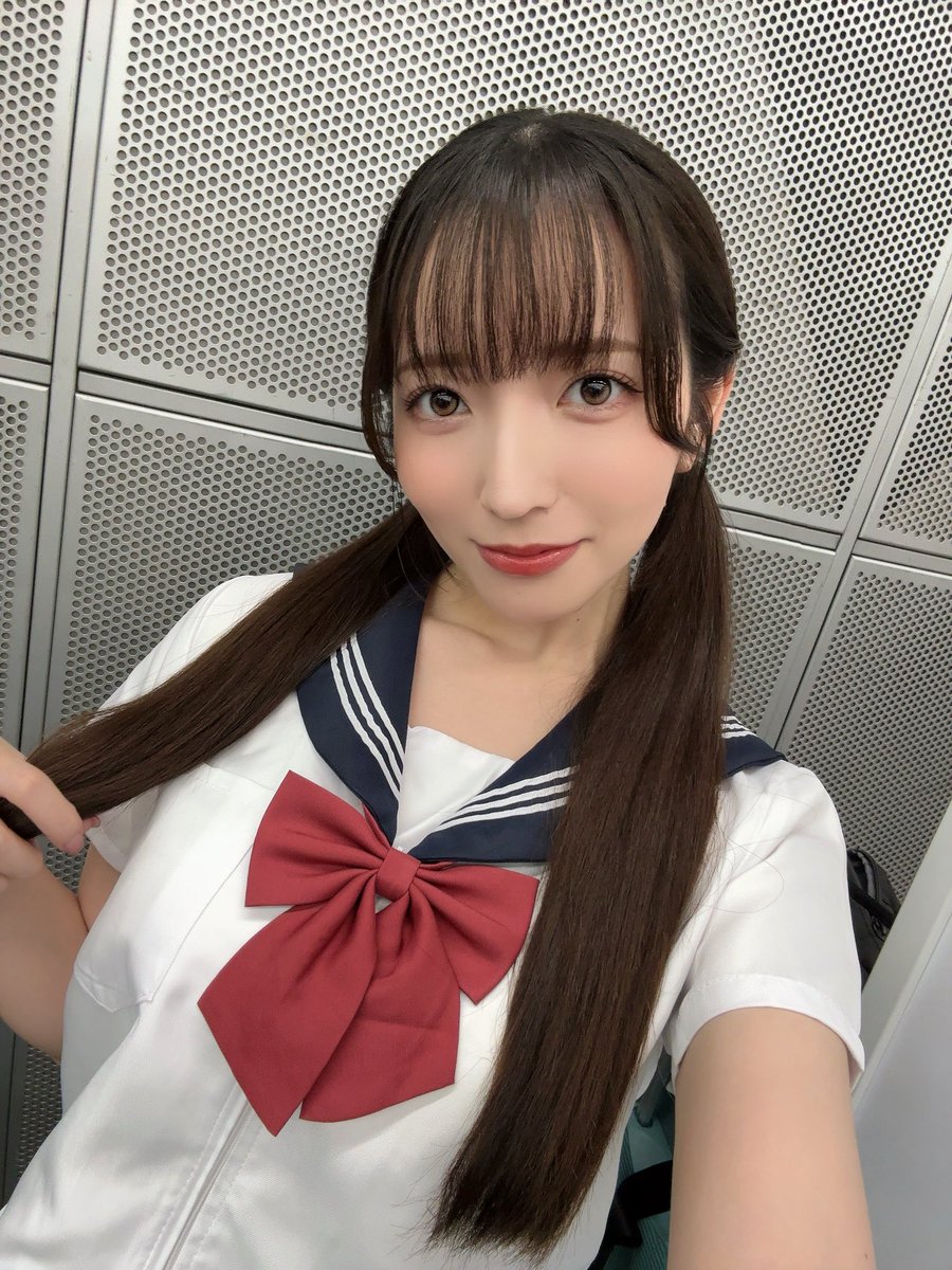 小花のんが公式Xに投稿した「コスホリありがとうございました！ 1部はドレス、2部はセーラー服でした！ 羽衣ちゃん可愛くてしごできで心強すぎた😭✨」の画像