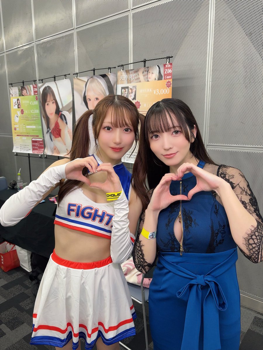 小花のんが公式Xに投稿した「コスホリありがとうございました！ 1部はドレス、2部はセーラー服でした！ 羽衣ちゃん可愛くてしごできで心強すぎた😭✨」の画像