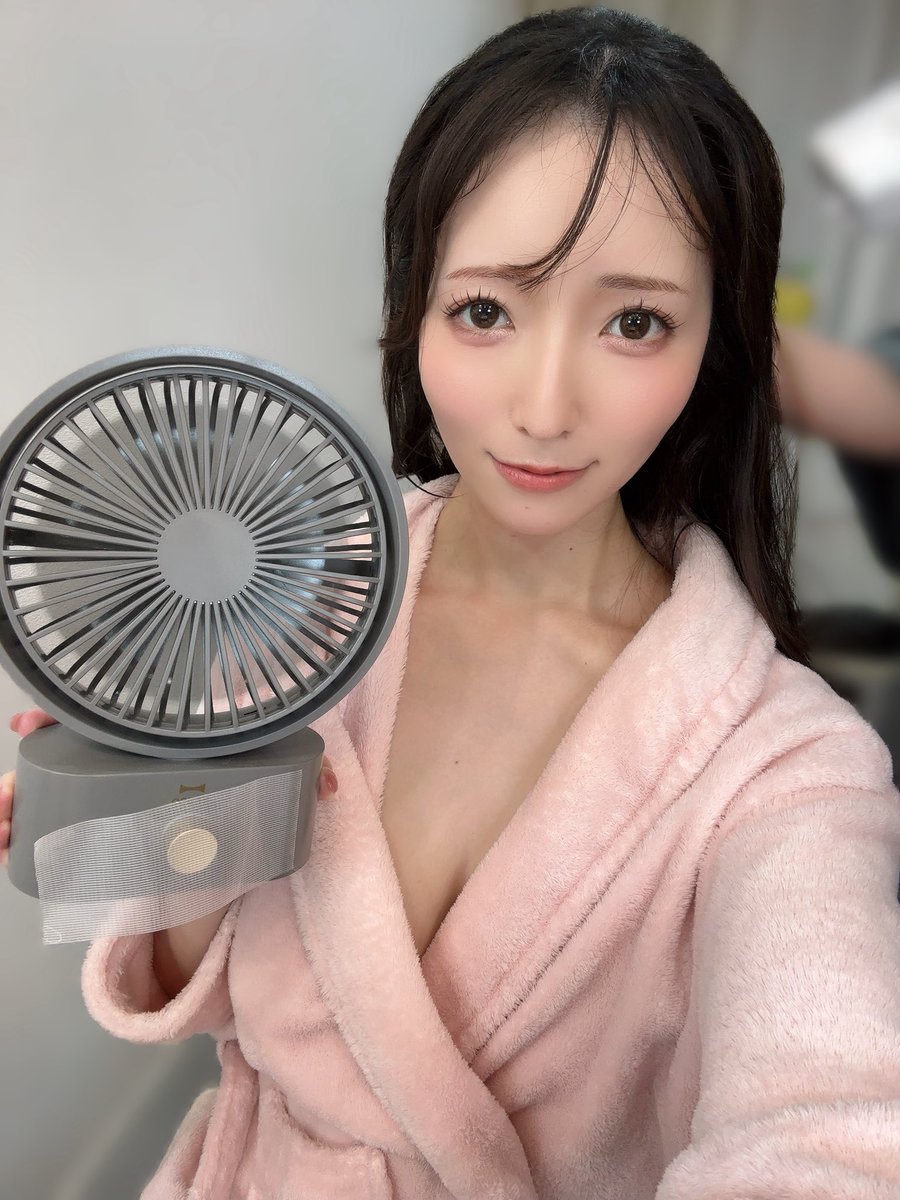 小花のんが公式Xに投稿した「涼しくなってきたと言われている最近 私は仕事用のファンを進化させた」の画像