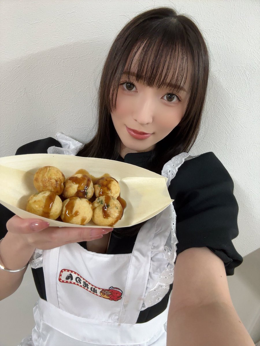 小花のんが公式Xに投稿した「5周年オフ会たこぱありがとうございました！🐙 初オフ会、みんなとゆる~く楽しめて最高だった！🎉 (のんが作ったわけではない綺麗なまん丸たこ焼きを自慢げに自撮りした」の画像
