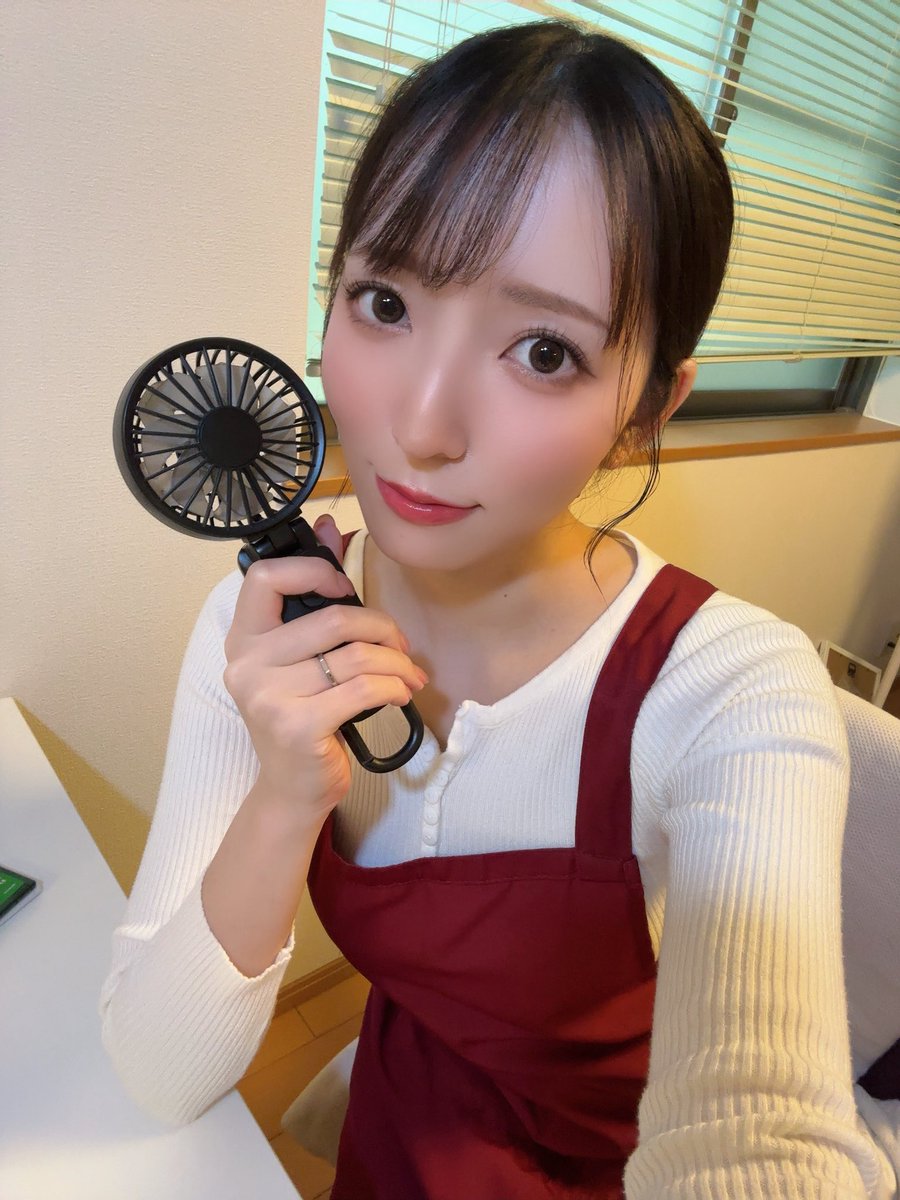 小花のんが公式Xに投稿した「進化前の私の相棒🖤」の画像