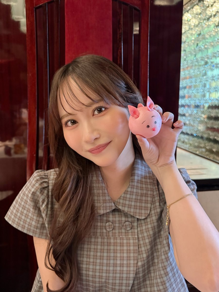 小野六花が公式Xに投稿した「香港での私の可哀想な動画がYouTubeにアップされてますね😚👐🏻 可哀想と言ってください😩 中途半端にお風呂入ったからすっぴんにあり得ないほど髪ボサボサで凄くぶちゃいくだけど🫤 YouTube👇」の画像