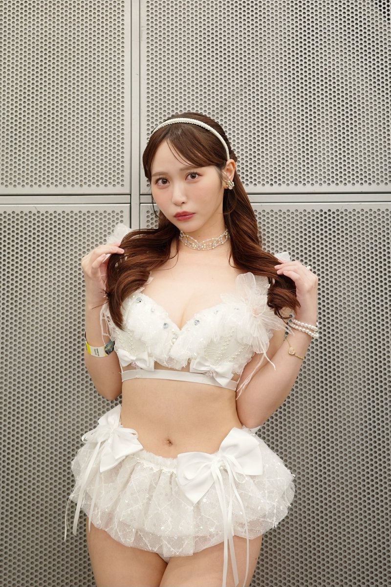小野六花が公式Xに投稿した「今日もみんな大好きだー🤍🤍」の画像