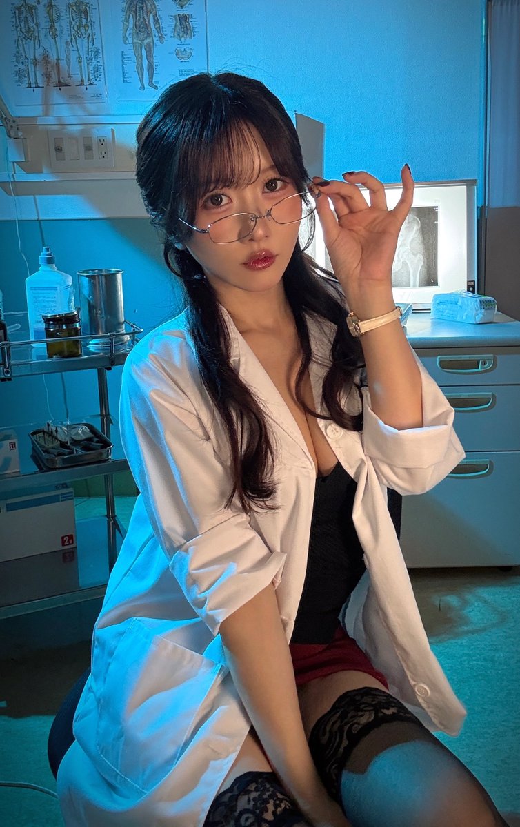 大槻ひびきが公式Xに投稿した「撮影してるよ☺️ 診察してあげる♡」の画像