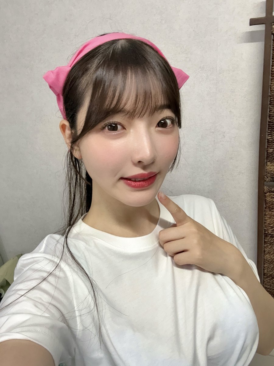 彩月七緒が公式Xに投稿した「今の体育祭はこれが流行ってるらしい！！ フレフレ！みんな🤍彩月組(？)絶対優勝🔥」の画像