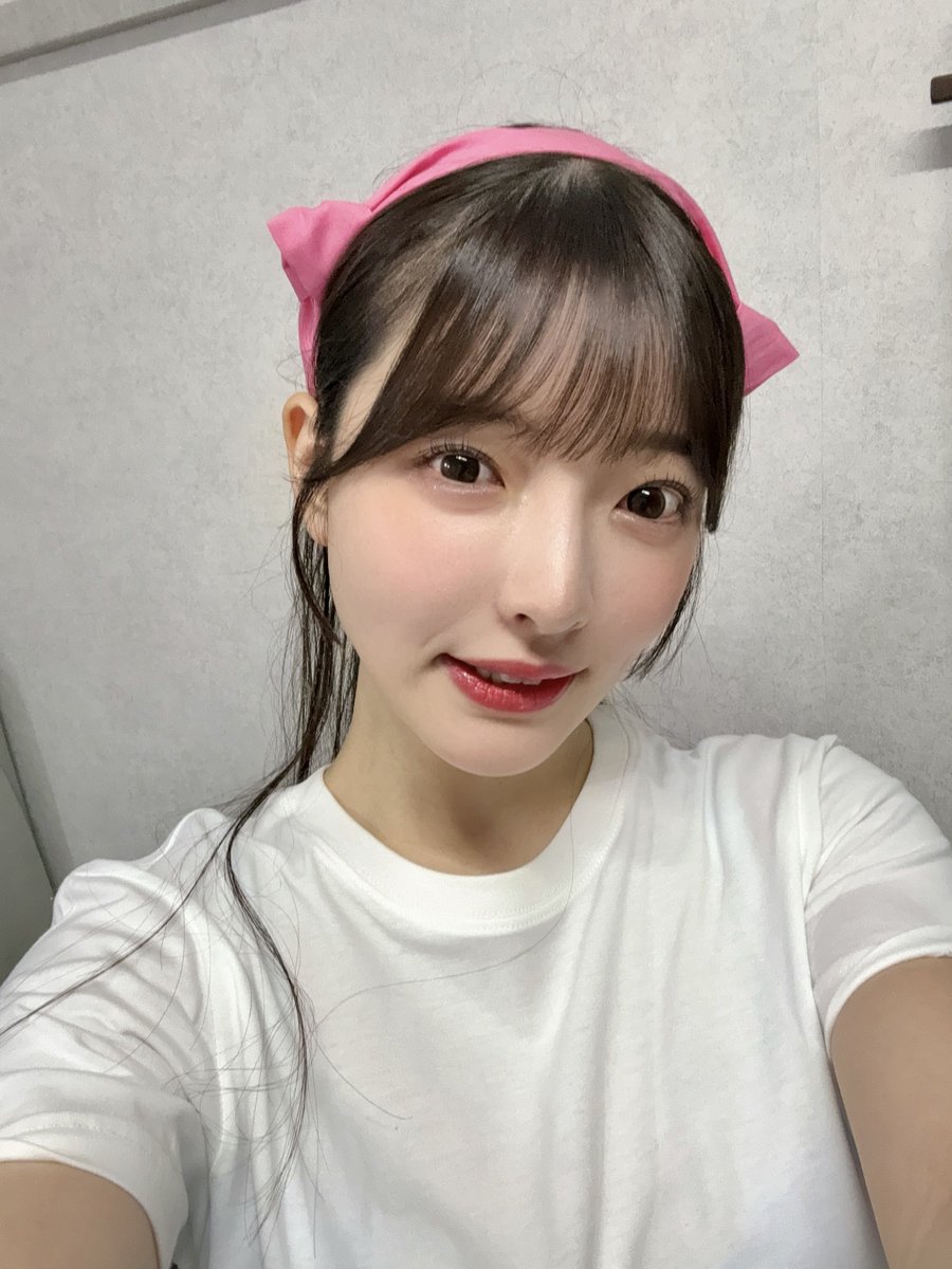彩月七緒が公式Xに投稿した「今の体育祭はこれが流行ってるらしい！！ フレフレ！みんな🤍彩月組(？)絶対優勝🔥」の画像