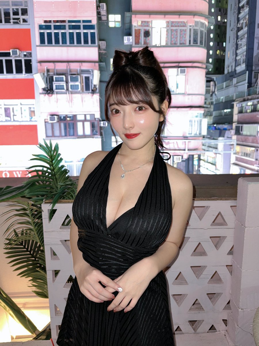彩月七緒が公式Xに投稿した「香港到着🫰🏻 写真展示会よろしくね♪」の画像