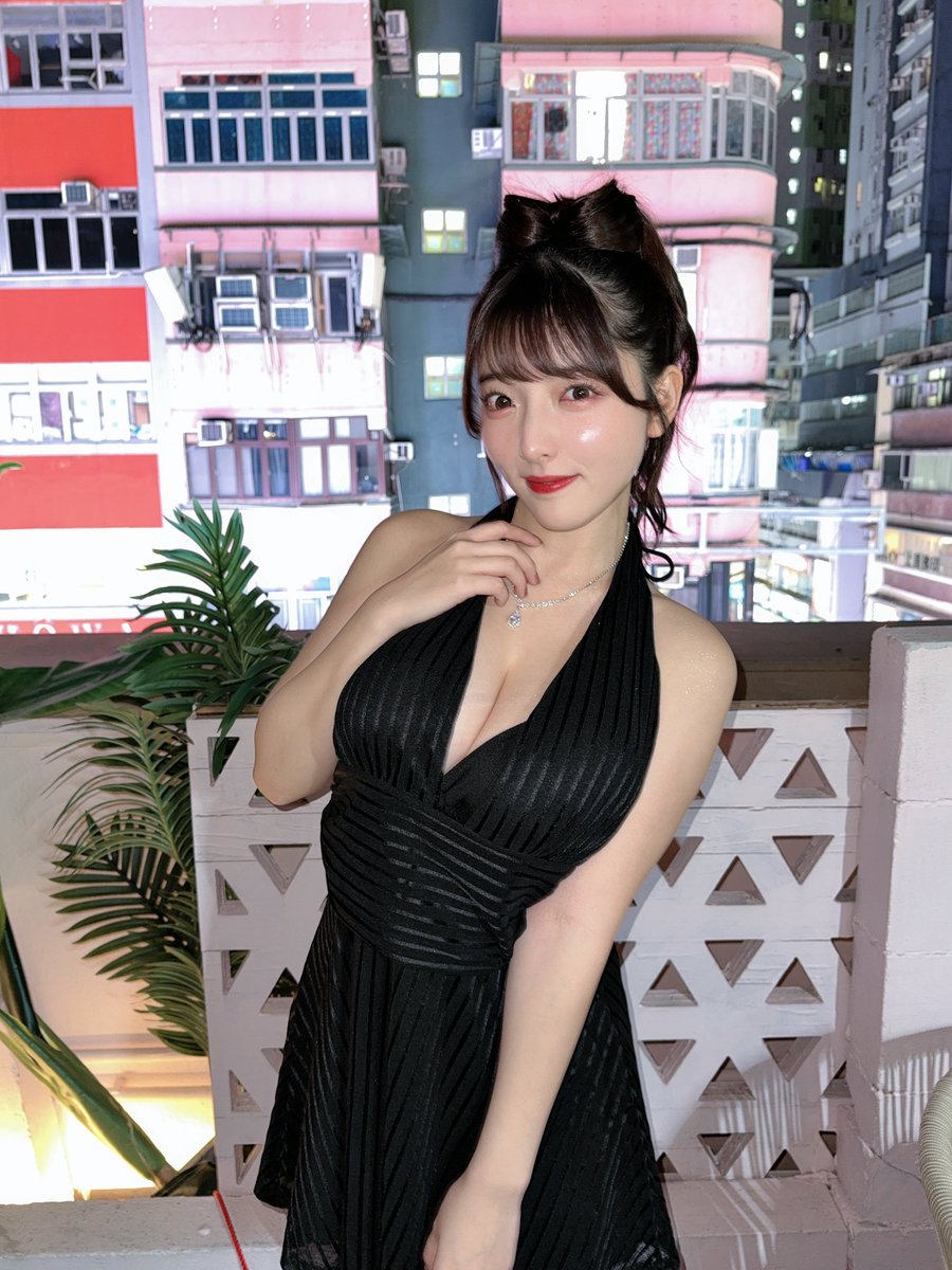 彩月七緒が公式Xに投稿した「香港到着🫰🏻 写真展示会よろしくね♪」の画像