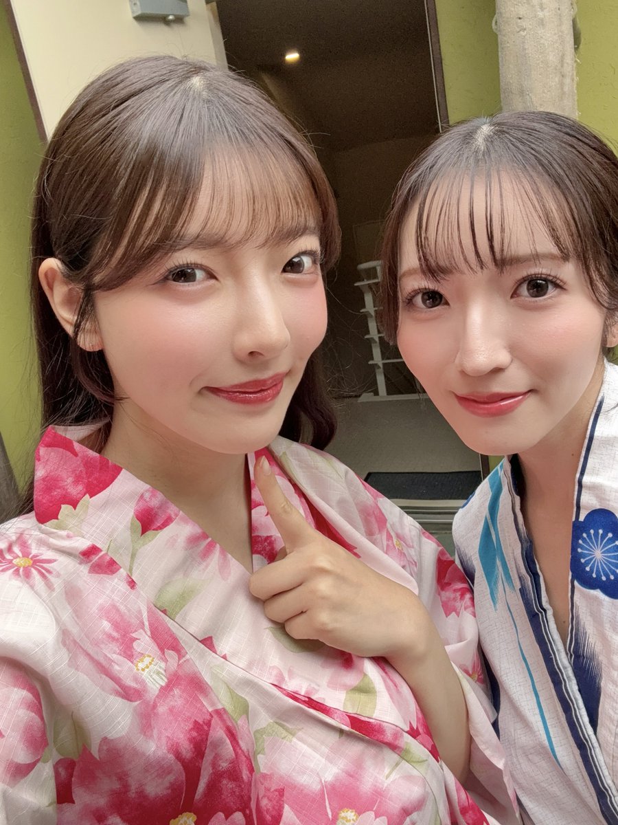 彩月七緒が公式Xに投稿した「小花のんさんが可愛すぎて優しすぎて 平和過ぎる共演… 幸せ！毎日こんな現場がいいな🍒」の画像