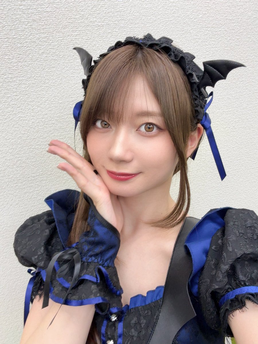 瀬戸環奈が公式Xに投稿した「パラダイスBOX 仙台店様！ 会いに来てくれた皆さん！ フラスタを立ててくれた皆さん！ 本当にありがとうございましたっ🫶🏻 ハロウィンが近いのでサキュバス風コスチュームでした～っTrick or Treat😈🎃」の画像