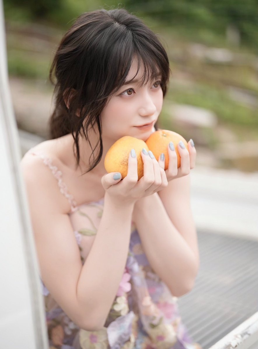 瀬戸環奈が公式Xに投稿した「おそよう☀️ 次のネイルはどんなのにしようかな～！ 今日は沢山サインする日だよっ✍🏻」の画像