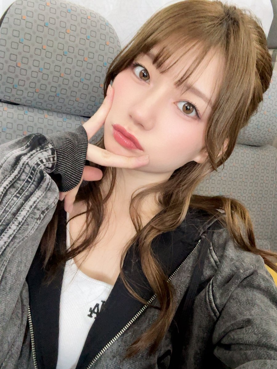 瀬戸環奈が公式Xに投稿した「おはよう☀️ 今日は三重だよ～！！！ サインも数枚ありますっよろしくね🫶🏻」の画像
