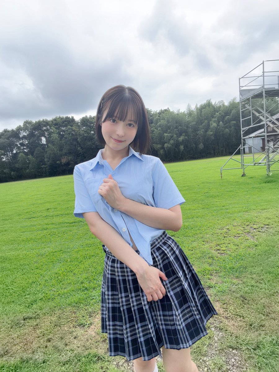 天馬ゆいが公式Xに投稿した「真面目そうに見えた？🩵」の画像