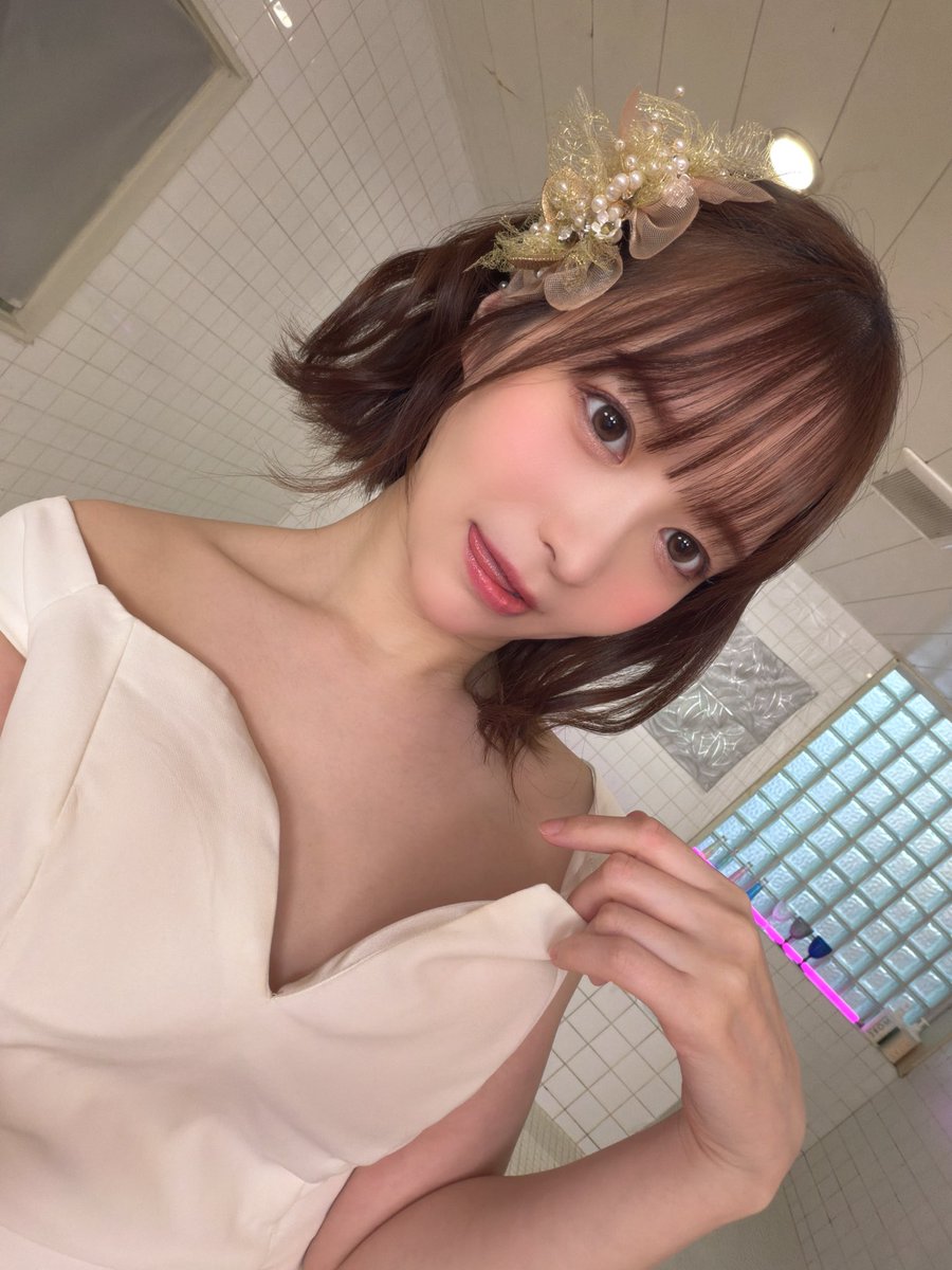 天馬ゆいが公式Xに投稿した「風俗で働いたことないんだけど、 そういう世界線もあったのかな！💭🌈」の画像