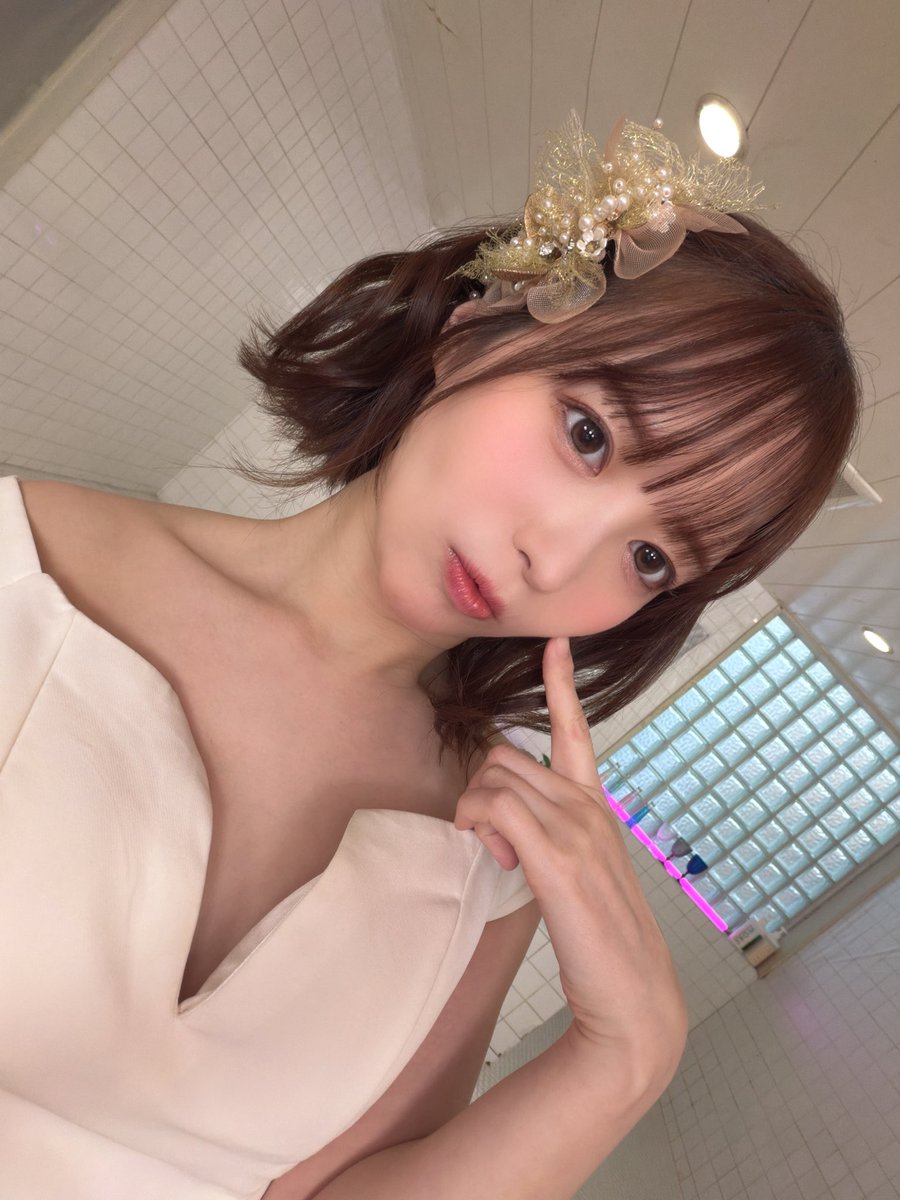 天馬ゆいが公式Xに投稿した「風俗で働いたことないんだけど、 そういう世界線もあったのかな！💭🌈」の画像